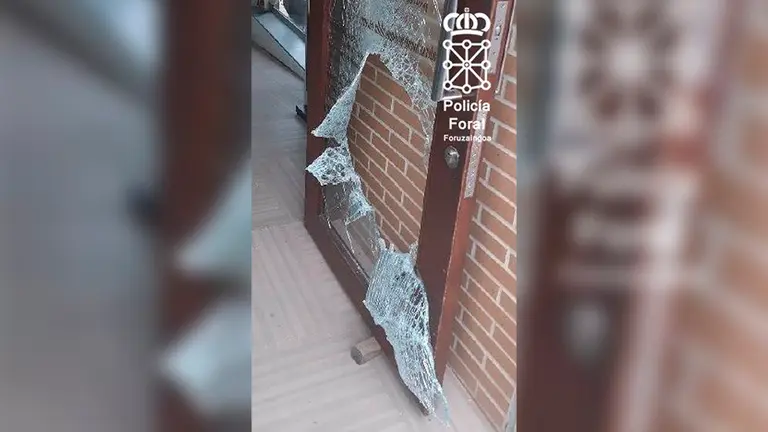 Estado de la puerta del establecimiento. POLICÍA FORAL