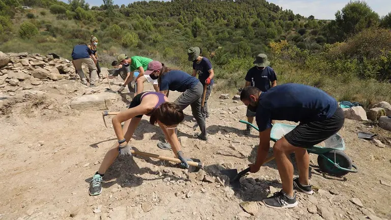 Un momento de la jornada en esta excavación arqueológica próxima a Mañeru. GOBIERNO DE NAVARRA