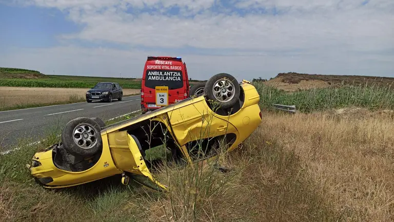 Los Bomberos de Navarra atienden a un vehículo accidentado en las carreteras navarras. BOMBEROS DE NAVARRA