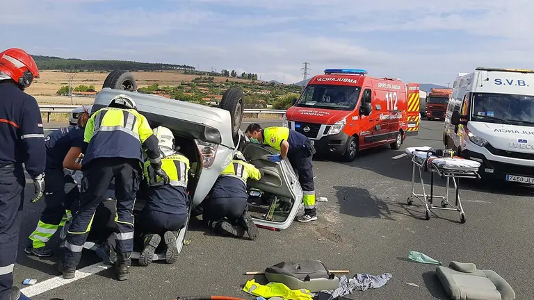 Bomberos trabajan para desatrapar a un hombre accidentado en Noáin. BOMBEROS DE NAVARRA