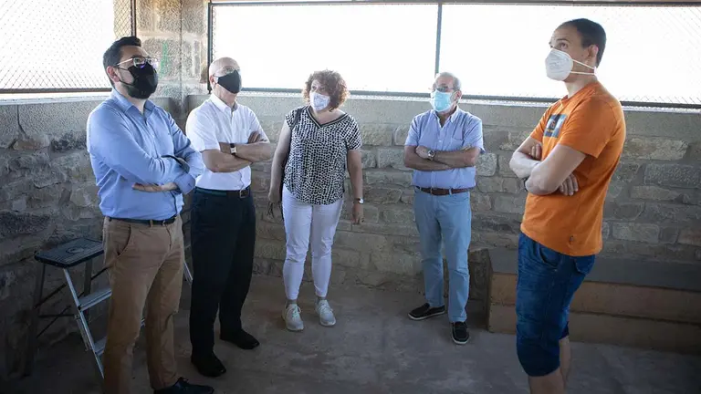 De izda a dcha JM, Bernardo, alcaldesa Maite Garbayo, concejales Jorge Bacaicoa y Alejandro Antoñanzas en la Torre del Chapitel. GOBIERNO DE NAVARRA