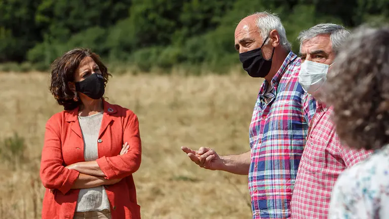 La consejera Itziar Gómez charla con Edorta Lezaun, en un momento de la visita a la finca de Zunbeltz. GOBIERNO DE NAVARRA