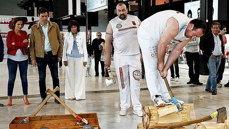 María Chivite, Pedro Sánchez y Maite Esporrín, junto a Kodlo García en una exhibición de aizkolaris en Navarra. EFE / JESÚS DIGES