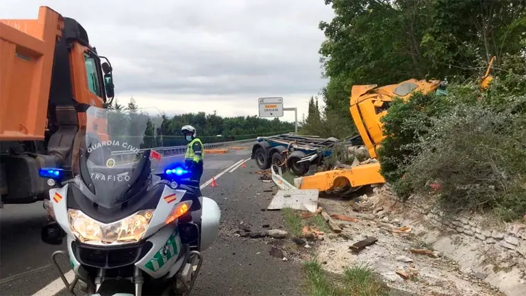 Herido grave un camionero al salirse de la vía en la A-10 en Alsasua. GUARDIA CIVIL