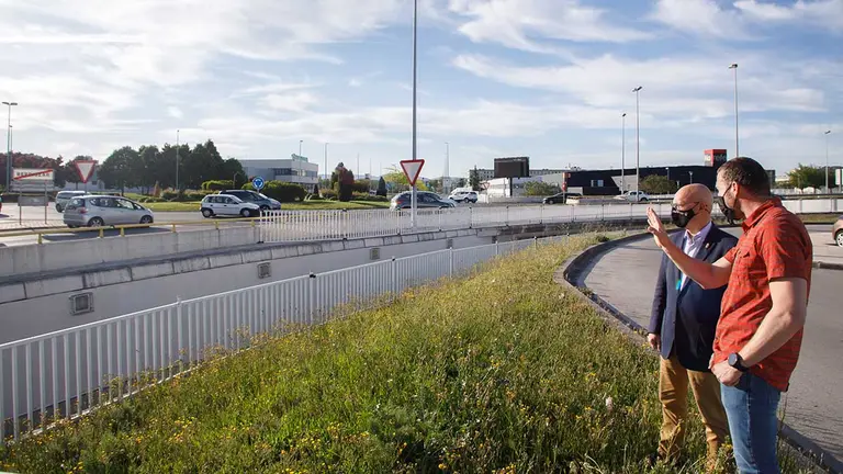 El consejero Ciriza y el alcalde de Berriozar, Raúl Maiza, visitan la zona que se va reformar. GOBIERNO DE NAVARRA