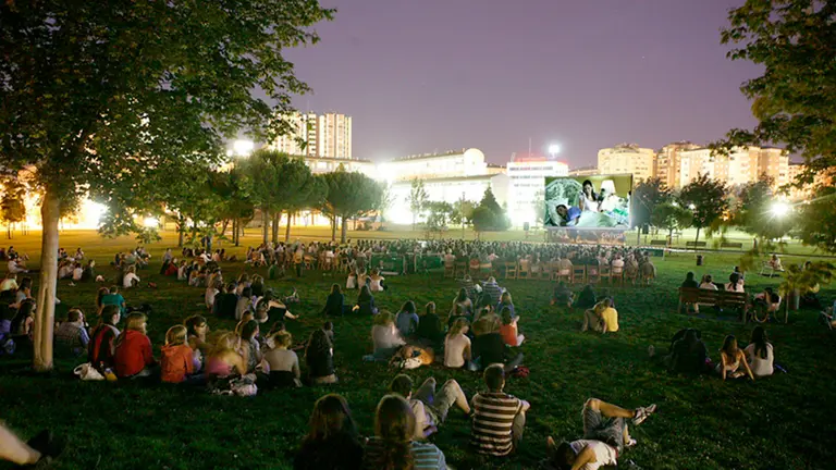 Los navarros disfrutan de una de las películas de 'Noches de Cine'. AYUNTAMIENTO DE PAMPLONA