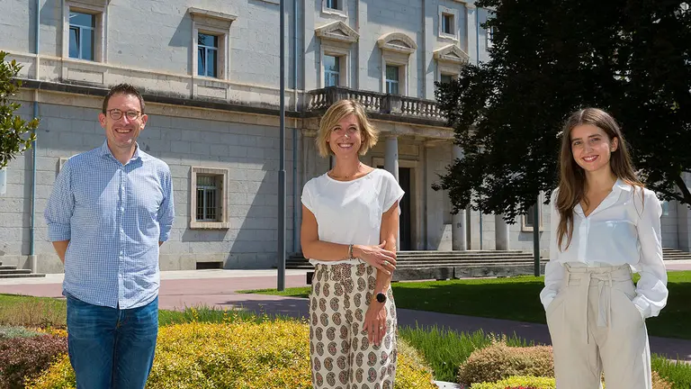 De izquierda a derecha, el profesor y director del Laboratorio del Habla, Mark Gibson; Rebeca Ballesta, responsable del Servicio de Atención y Apoyo a Familias de la Asociación Eunate; y Miriam Huárriz, graduada el Filología y Periodismo y colaboradora del laboratorio. UNIVERSIDAD DE NAVARRA