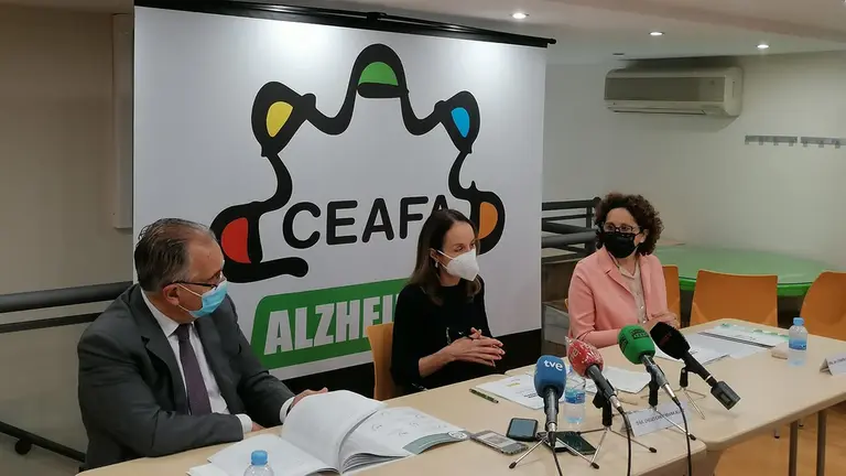 El alcalde de Pamplona, Enrique Maya; la presidenta de CEAFA, Cheles Cantabrana; y la consejera de Derechos Sociales del Gobierno de Navarra, Mº Carmen Maeztu. CEAFA