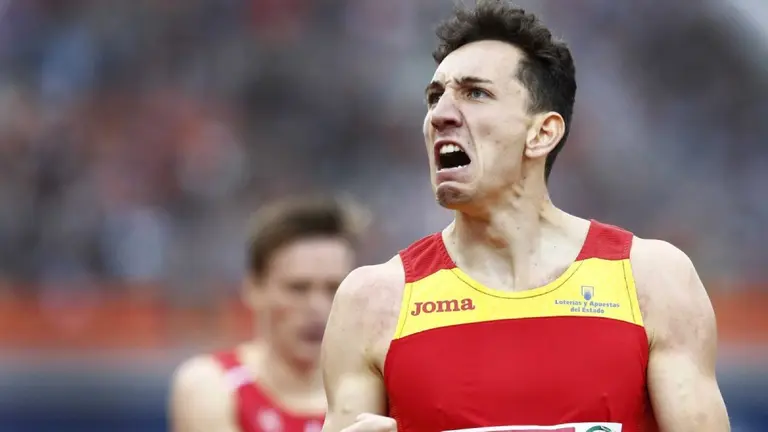 Imagen de Sergio Fernández compitiendo en una prueba de 400 m vallas. ARCHIVO