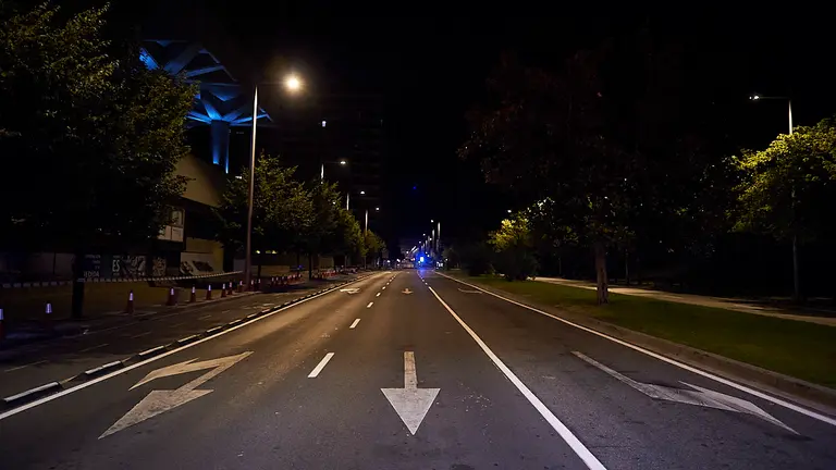 La Avenida del Ejército de Pamplona, completamente vacía, minutos después del comienzo del toque de queda producido por el coronavirus. PABLO LASAOSA