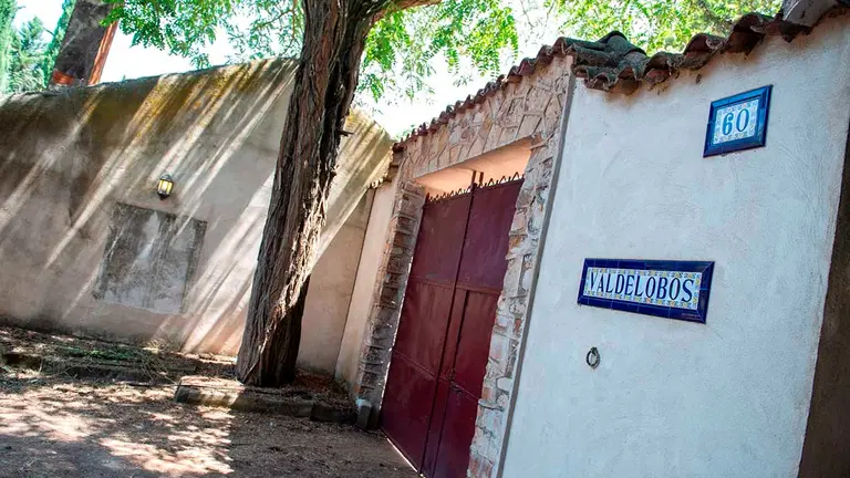 Fachada de la casa de campo situada en el paraje de La Atalaya de Ciudad Real, donde un hombre de 35 años ha muerto este domingo tras recibir un disparo de un arma de fuego, cuando fue sorprendido en su interior por el propietario de la vivienda, un hombre de 77 años que ha sido detenido por la Policía Nacional. EFE/ Jesús Monroy