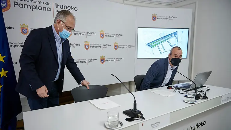 El alcalde de Pamplona Enrique Maya, y el concejal delegado de Proyectos Estratégicos, Movilidad y Sostenibilidad, Fermín Alonso, presentan el proyecto de reurbanización del paseo de Sarasate. PABLO LASAOSA