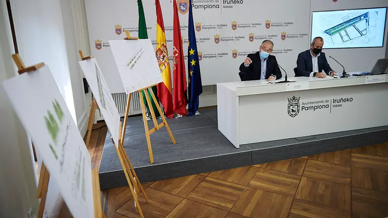 El alcalde de Pamplona Enrique Maya, y el concejal delegado de Proyectos Estratégicos, Movilidad y Sostenibilidad, Fermín Alonso, presentan el proyecto de reurbanización del paseo de Sarasate. PABLO LASAOSA