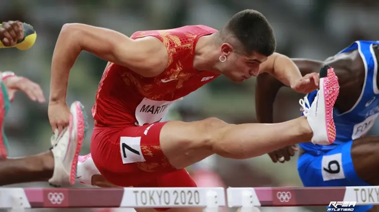 El navarro Asier Martínez vence en su serie de 110 metros vallas y alcanza las semifinales en Tokio. RFEA
