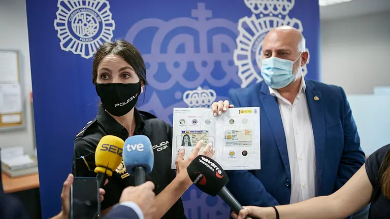 El delegado del Gobierno en Navarra, José Luis Arasti, visita la oficina del DNI de Pamplona con motivo de la entrada en vigor del nuevo DNI europeo. PABLO LASAOSA