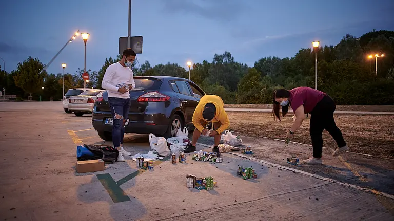 'Los Ayudantes' haciendo su reparto de productos básicos semanal a los más necesitados. PABLO LASAOSA