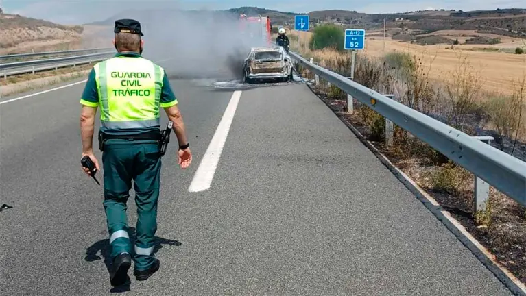 Arde un vehículo en la A-12, en el término de Los Arcos. GUARDIA CIVIL