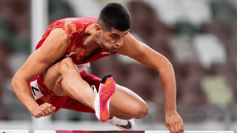 Asier Martínez compitiendo en las semifinales de 110 metros vallas. COE