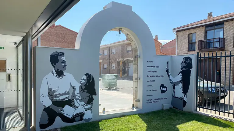 Imagen del mural de LKN en el centro de día El Pórtico, en Ablitas. EL PÓRTICO