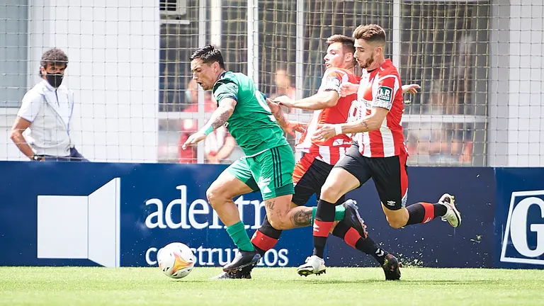 Oasasuna se enfrenta al Logroñés en un partido amistoso de pretemporada en Tajonar. PABLO LASAOSA