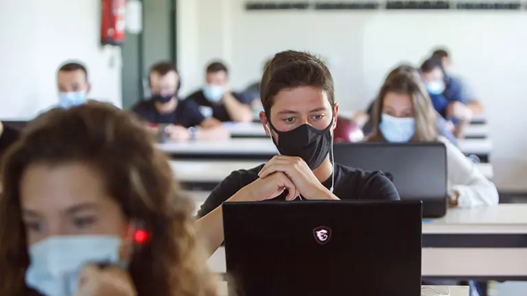 Imagen de unos estudiantes en la UPNA. UNIVERSIDAD PÚBLICA DE NAVARRA