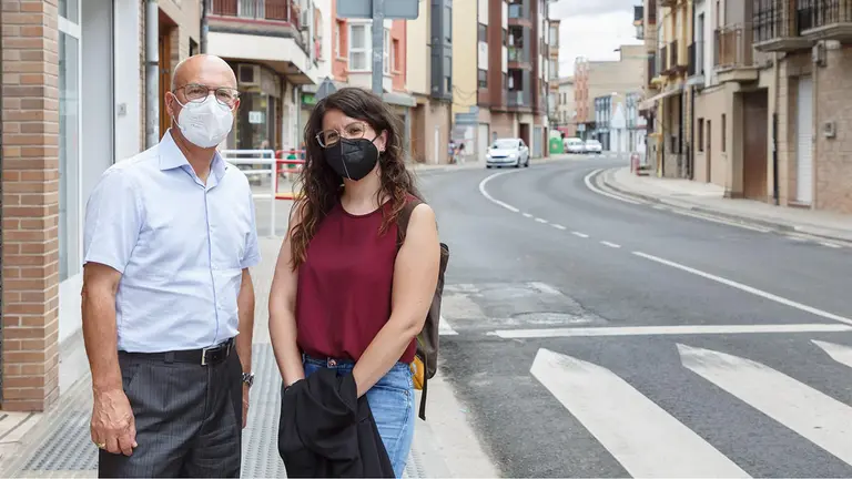 El consejero de Cohesión Territorial, Bernardo Ciriza, y la alcaldesa de Lodosa, Lourdes San Miguel, visitan la travesía renovada de Lodosa. GOBIERNO DE NAVARRA