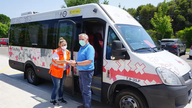Fotograf&iacute;a del autob&uacute;s con la ch&oacute;fer Mar&iacute;a Victoria Calvo Fern&aacute;ndez y un paciente. GOBIERNO DE NAVARRA