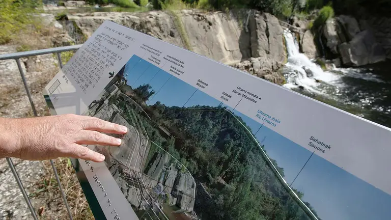 Panel informativo con todas las medidas de accesibilidad instalado en el Batán de Villava. MCP