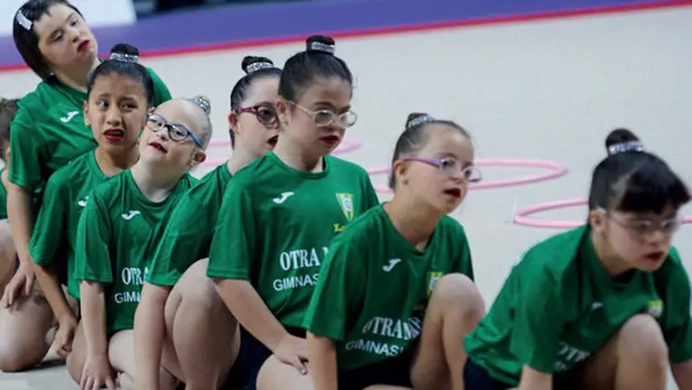 El equipo de la Asociación Otra Mirada Rítmica en una exhibición. CEDIDA/OTRA MIRADA