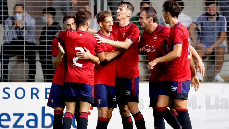 El jugador del Osasuna Ante Budimir (3-d) celebra con sus compañeros tras marcar el segundo gol ante la Real Sociedad, durante el partido del trofeo Euskal Herria Txapela disputado este viernes en el Stadium Gal de Irun. EFE/Juan Herrero
