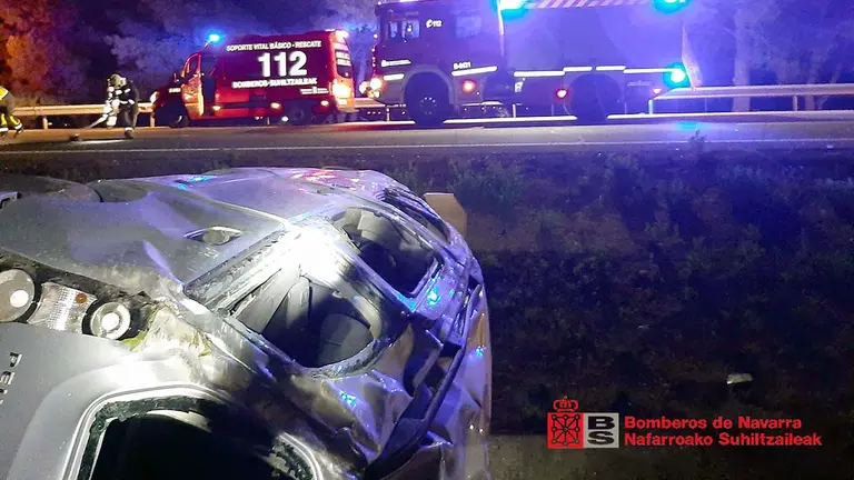 Una persona herida de gravedad tras salir su coche de la vía y volcar sobre la calzada en la AP-15 en Olite. BOMBEROS DE NAVARRA