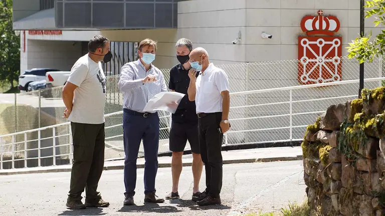 De izquierda a derecha, el alcalde jurado de Elizondo, Aitor Bazterrika; el director general de Obras Públicas, Pedro López; el alcalde de Baztan, Joseba Otondo; y el consejero Ciriza, visitan la zona en la que se proyecta la salida de Elizondo a la carretera N-121-B, junto a la comisaría de Policía Foral. GOBIERNO DE NAVARRA