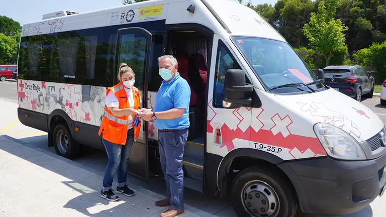 Fotografía del autobús con la chófer María Victoria Calvo Fernández y un paciente. GOBIERNO DE NAVARRA