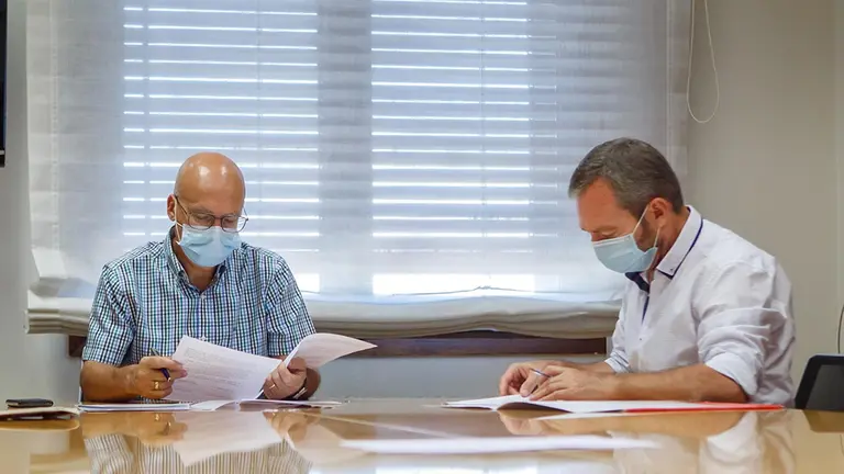 El consejero de Cohesión Territorial, Bernardo Ciriza, y el alcalde de Tafalla, Jesús Arrizubieta. GOBIERNO DE NAVARRA