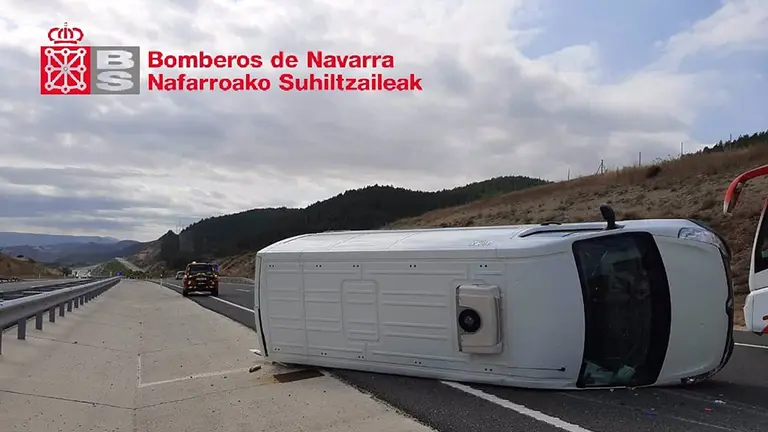 09-08-2021 Vuelco de una furgoneta en la A-21. BOMBEROS DE NAVARRA