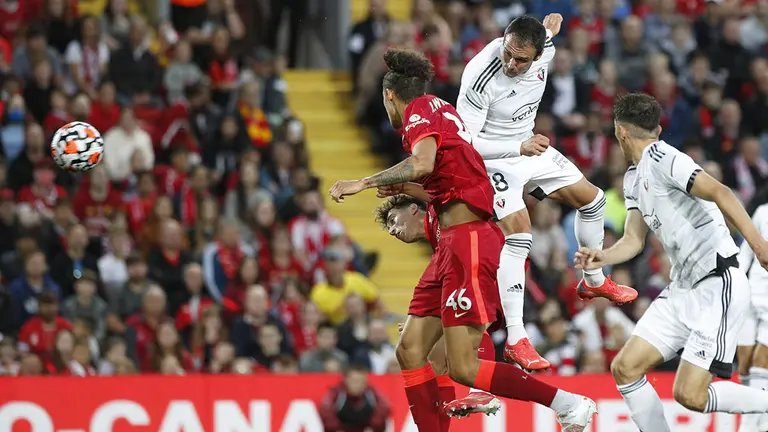 Liverpool y Osasuna se enfrentan en un partido amistoso en Anfield como homenaje a Michael Robinson. C.A. OSASUNA