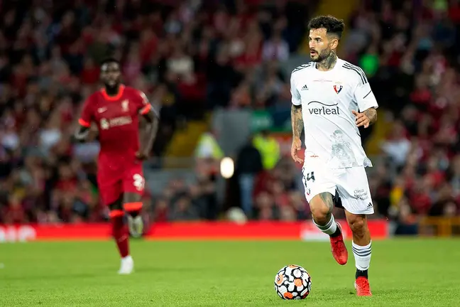 Liverpool y Osasuna se enfrentan en Anfield en un partido amistoso homenaje a Michael Robinson.