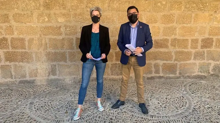 10-08-2021 La alcaldesa de Sangüesa, Lucía Echegoyen, junto al director general de Administración Local y Despoblación, Jesús Mari Rodríguez.

El Departamento de Cohesión Territorial, a través de la Dirección General de Administración Local y Despoblación, renovará parte de la cubierta del centro 0-3 de Sangüesa, que sufre problemas de humedades y filtraciones. La actuación permitirá solucionar la pérdida de aislamiento térmico y los problemas de estanqueidad que presenta parte de la cubierta del centro.

SOCIEDAD ESPAÑA EUROPA POLÍTICA NAVARRA
GOBIERNO DE NAVARRA
