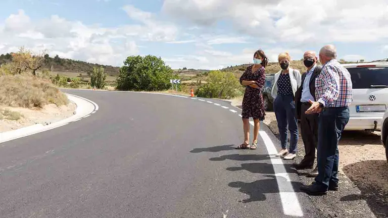 El consejero Ciriza, el alcalde de Aras, Jesús Carlos Fernández, y la alcaldesa de Viana, Yolanda González, en el tramo de carretera renovado entre ambas localidades. GOBIERNO DE NAVARRA
