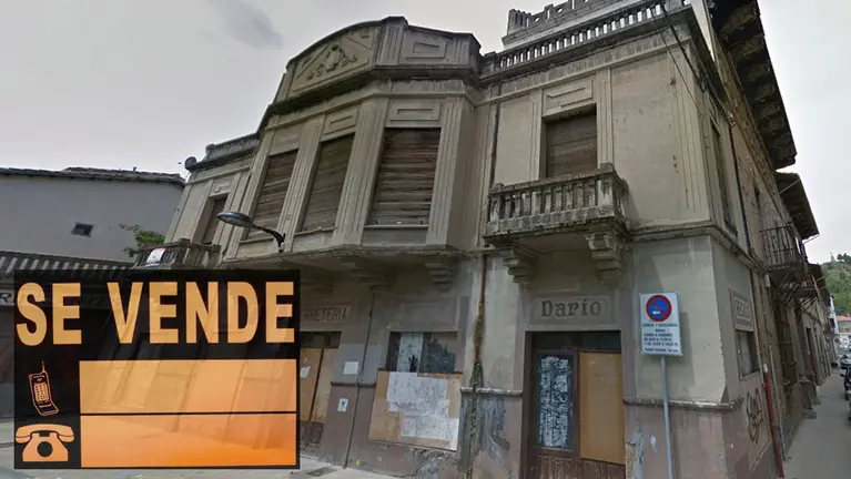 Montaje con la fachada del Palacio de los Iñiguez Abarca en Sangüesa y un cartel de 'Se vende'. NAVARRA.COM