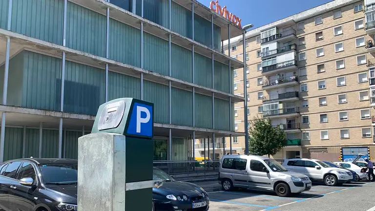 Un parquímetro inoperativo, en el barrio de San Jorge de Pamplona, donde ya se han pintado las líneas de color que delimitan la zona azul. NAVARRA.COM