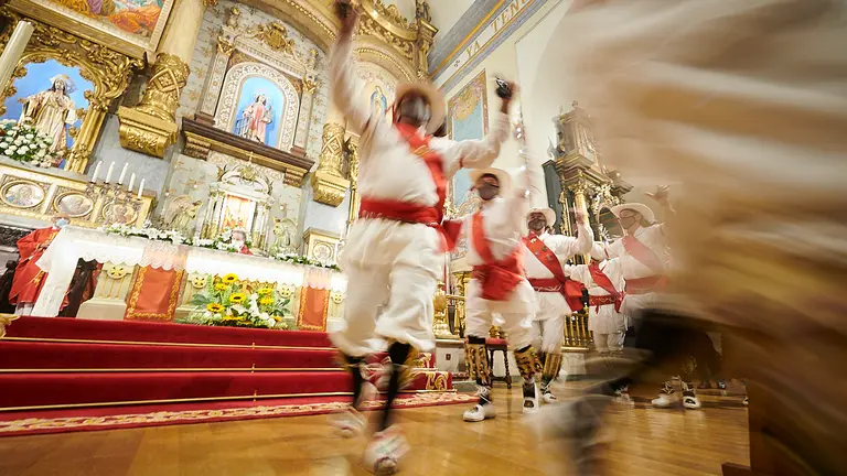Misa mayor en honor a San Lorenzo durante el día de su patrón con actuación de los danzantes de San Lorenzo. PABLO LASAOSA