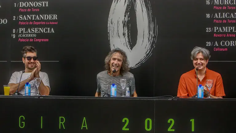 El cantante de Extremoduro, Robe Iniesta (c) junto dos miembros de su banda, durante una rueda de prensa en el Círculo de Bellas Artes, a 11 de agosto de 2021, en Madrid, (España). Durante la rueda de prensa, el guitarrista, cantante y compositor de Extremoduro, ha presentado su nueva gira de conciertos 2021, donde presentará  su último disco publicado en abril, Mayéutica.
CULTURA 
Ricardo Rubio - Europa Press