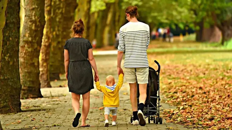 Unos padres paseando con su hijo ARCHIVO