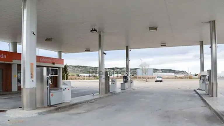 Exterior de la estación de servicio en venta en la Comunidad foral. IDEALISTA