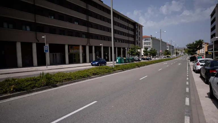 Una de las calles principales de la localidad de Mutilva durante la olas de calor de 2021. MIGUEL OSÉS