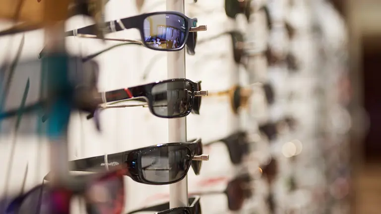 Fotografias de la Optica Ulloa Optico junto a su director Oscar Carpallo. MIGUEL OSÉS