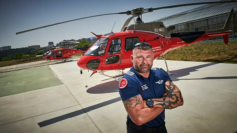 James Vukojevic, piloto del Gobierno de Navarra para la campaña forestal, posa para un retrato para este medio. PABLO LASAOSA
