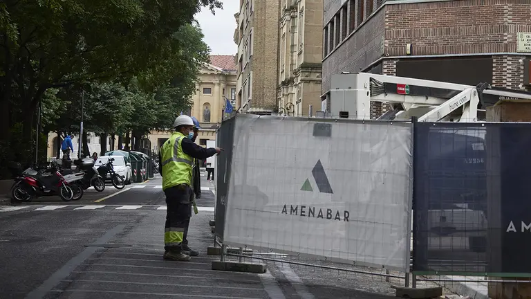Dos obreros trabajan en las zonas cercanas al Parlamento de Navarra. EDUARDO SANZ