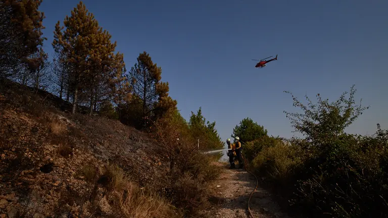 Los bomberos de Navarra sofocan un incendio en las faldas del monte San Cristobal muy cerca de la localidad de Artica. MIGUEL OS&Eacute;S